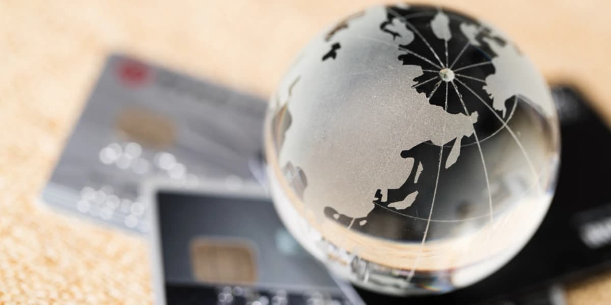 TCMB, kredi kartlarında akdi ve gecikme faiz oranlarını güncelledi. Buna göre akdi faiz oranı dönem borcu 30 bin liranın altında olan kartlarda %3,25, 30 bin–180 bin lira arası borçlarda %3,75, 180 bi